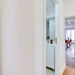 Spacious 1 Bedroom With A Parking Spot In Chiado *
