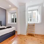 Spacious 1 Bedroom With A Parking Spot In Chiado Apartman Lisboa