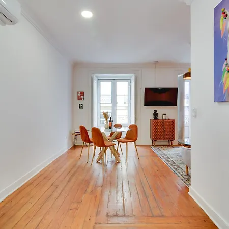 Spacious 1 Bedroom With A Parking Spot In Chiado Lisboa