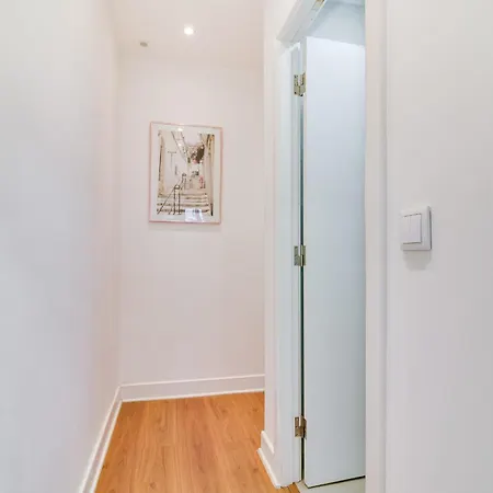 Spacious 1 Bedroom With A Parking Spot In Chiado *