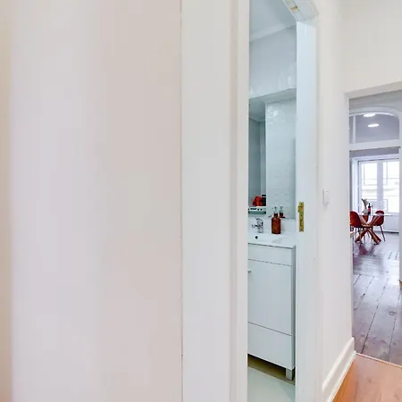 Spacious 1 Bedroom With A Parking Spot In Chiado *