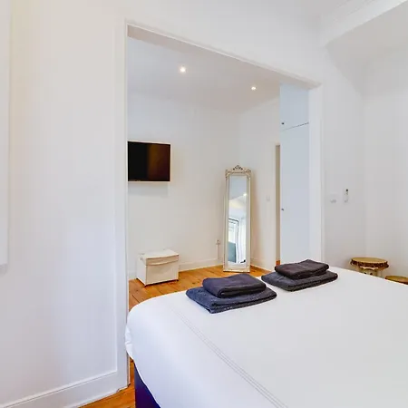 Spacious 1 Bedroom With A Parking Spot In Chiado Διαμέρισμα